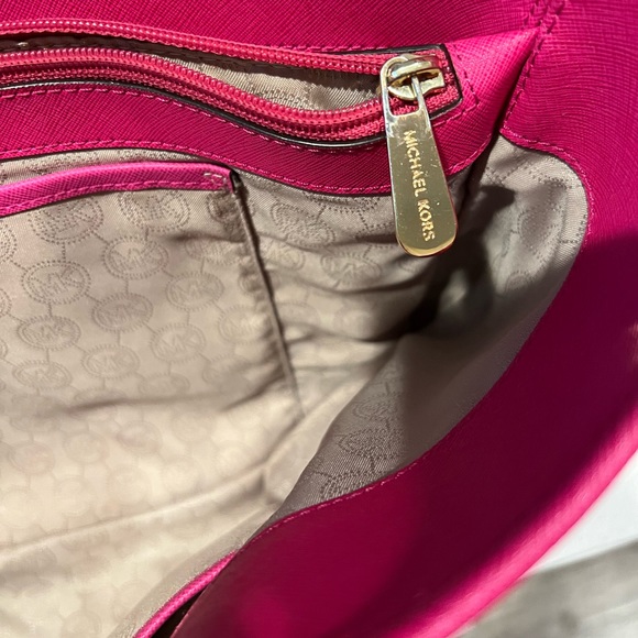 Michael Kors Jet Set Tote in Fuschia - Picture 8 of 9